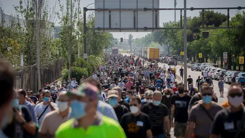 Trabajadores de la planta de Nissan en Barcelona se concentran en el exterior de la f&aacute;brica en la Zona Franca el d&iacute;a en el que han decidido cerrarla. En Barcelona, Catalu&ntilde;a (Espa&ntilde;a), a 28 de mayo de 2020 (ARCHIVO)