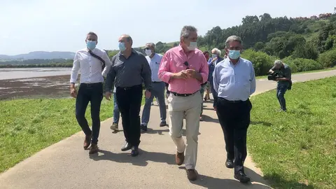 El presidente, Miguel &Aacute;ngel Revilla, y el vicepresidente, Pablo Zuloaga, visitan la zona de Suances donde se llevar&aacute; a cabo el proyecto 'El Peregrino'