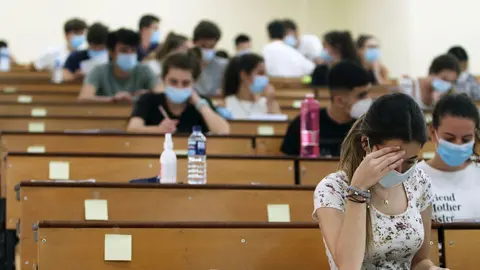 Estudiantes durante la realizaci&oacute;n de las pruebas de Evaluaci&oacute;n de Bachillerato de Acceso a la Universidad (EBAU), tradicionalmente llamada Selectividad, en M&aacute;laga