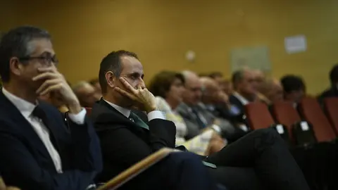 El gobernador del Banco de Espa&ntilde;a, Pablo Hern&aacute;ndez de Cos; y  el presidente del Frob, Jaime Ponce durante la celebraci&oacute;n del d&eacute;cimo aniversario del Frob en el Ministerio de Econom&iacute;a y Empresa.