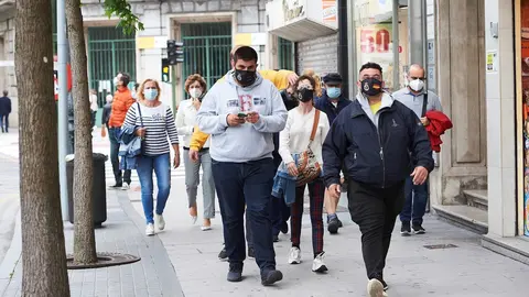 Transe&uacute;ntes pasean por calles de Santander con mascarilla