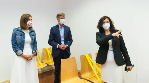 La consejera de Justicia, Paula Fern&aacute;ndez (izda) y el presidente del TSJC, Jos&eacute; Luis L&oacute;pez del Moral, visitan la sede judicial de Torrelavega