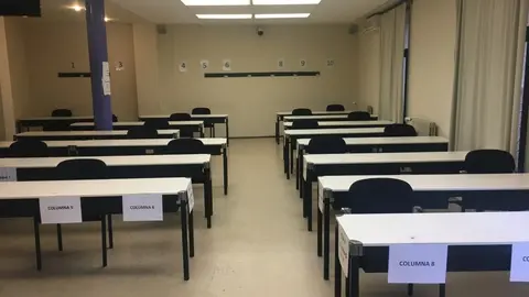 Aula de la UNED de Tudela acondicionada siguiendo las medidas por el Covid-19 para la realizaci&oacute;n de sus ex&aacute;menes
