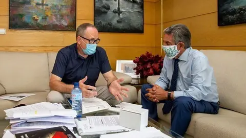 Miguel &Aacute;ngel Revilla analiza con el alcalde de Campoo de Yuso proyectos en el municipio