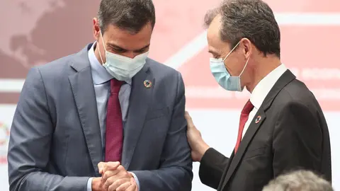 El Presidente del Gobierno, Pedro S&aacute;nchez (i), mantiene una conversaci&oacute;n con el ministro de Ciencia e Innovaci&oacute;n, Pedro Duque, durante la presentaci&oacute;n del Plan para reforzar el sistema de Ciencia, Tecnolog&iacute;a e Innovaci&oacute;n, en Moncloa