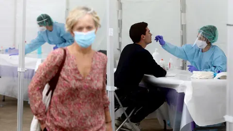 Una sanitaria le realiza un frotis nasal a un vecino de Ordizia en una de las carpas instaladas en el parque Barrena por el Ayuntamiento de Ordizia para realizar test ante el posible brote de COVID-19 detectado en la localidad guipuzcoana, en Ordizia, Gui