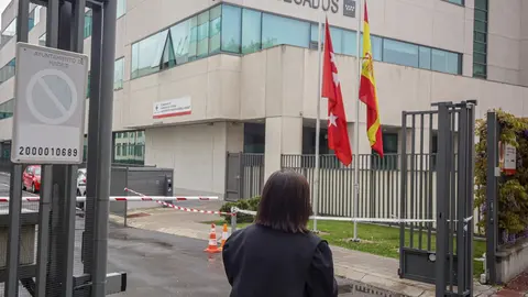 Una abogada vestida con toga y mascarilla entra a los Juzgados de lo Penal, Juzgados de Violencia sobre la mujer situados en la C/Albarrac&iacute;n, 31 de Madrid (Espa&ntilde;a), durante la semana siete del estado de alarma, cuando la violencia dom&eacute;stica sigue agrav&aacute;nd