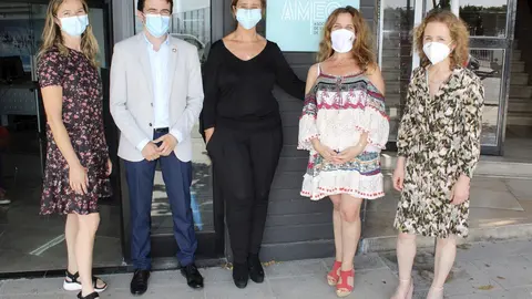 El diputado nacional por Cantabria, Pedro Casares, y la senadora, Isabel Fern&aacute;ndez, con las mujeres empresarias