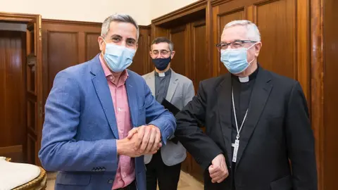 El vicepresidente y consejero de Universidades, Igualdad, Cultura y Deporte, Pablo Zuloaga, y el obispo de Santander, Manuel S&aacute;nchez Monge, se saludan con el codo