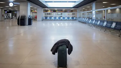 Una maleta en el suelo en la Terminal T1 del Aeropuerto Adolfo Su&aacute;rez Madrid-Barajas el d&iacute;a de su apertura y de las fronteras de Espa&ntilde;a, en Madrid 