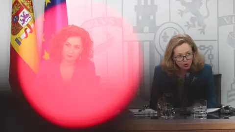 La ministra portavoz y de Hacienda, Mar&iacute;a Jes&uacute;s Montero y la vicepresidenta tercera y ministra de Asuntos Econ&oacute;micos y Transformaci&oacute;n Digital, Nadia Calvi&ntilde;o, durante la rueda de prensa tras el Consejo de Ministro