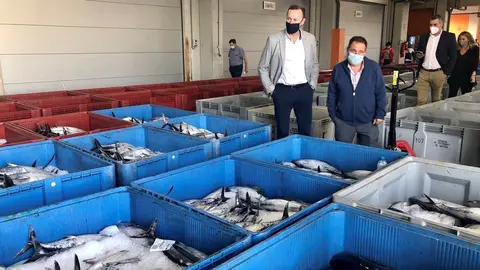 El consejero de Pesca, Guillermo Blanco, en la lonja de Santo&ntilde;a