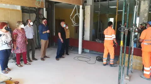 Representantes municipales visitan las obras del centro cultural de Esta&ntilde;os