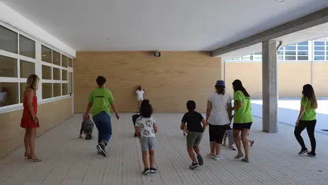 La alcaldesa de Pi&eacute;lagos, Ver&oacute;nica Samperio, con los ni&ntilde;os del programa 'Verano de colores'