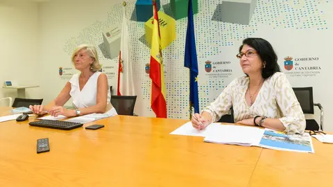 Consejera y directora de Turismo de Cantabria, Marina Lomb&oacute; y Eva Bartolom&eacute;