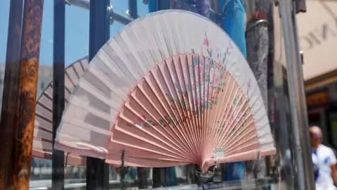 Escaparate de una tienda de abanicos cerca de la Puerta del Sol en Madrid (Espa&ntilde;a), a 29 de junio de 2020. El calor pone desde este lunes en aviso a una quincena de provincias de Andaluc&iacute;a, Castilla y Le&oacute;n, Castilla-La Mancha, Extremadura y Madrid, por te