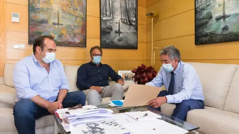 El presidente de Cantabria se re&uacute;ne con los alcaldes de Camale&ntilde;o y Vega de Li&eacute;bana