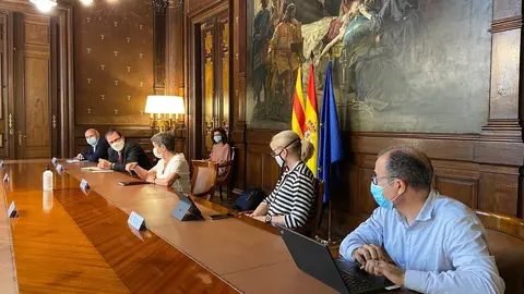 Representantes del Gobierno y de la Generalitat este lunes en un encuentro para abordar la situaci&oacute;n de Nissan junto con representantes sindicales