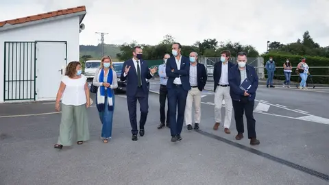 El consejero de Medio Ambiente y el alcalde en el Punto Limpio de Torrelavega