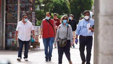 Transe&uacute;ntes pasean por calles de Santander con mascarilla