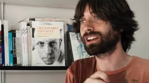 El escritor Juan G&oacute;mez B&aacute;rcena