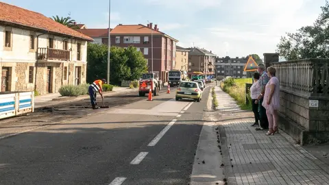 La alcaldesa y el concejal en la zona de las obras