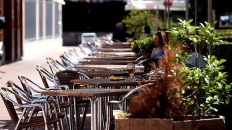 Varias personas disfrutan en una terraza. Archivo