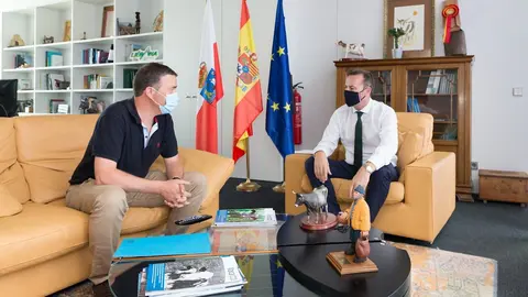 El consejero de Desarrollo Rural y el alcalde de Valdeolea bordan las principales necesidades del municipio