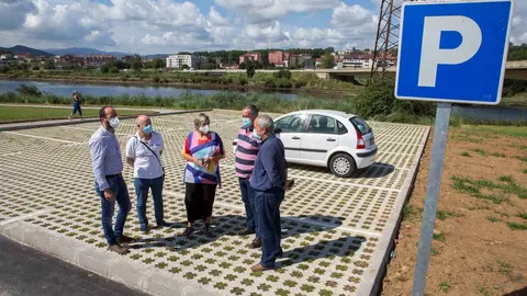 Nuevo aparcamiento junto al parque de la antigua marisma de Cacho