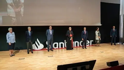 (I-D) Mar&iacute;a Rosario R&iacute;os (Confer); Manuel Bret&oacute;n (C&aacute;ritas); Luis Isasi (Santander); Cardenal Carlos Osoro; Rami Aboukhair (Santander); Clara Pardo Gil (Manos Unidas) Y Miguel &Aacute;ngel S&aacute;nchez Lozano (Santander AM)