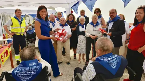 La alcaldesa de Santander, Gema Igual, asiste a la celebraci&oacute;n de la Semana Grande en el centro de d&iacute;a de General D&aacute;vila