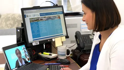 L alcaldesa en la reuni&oacute;n con empresarias