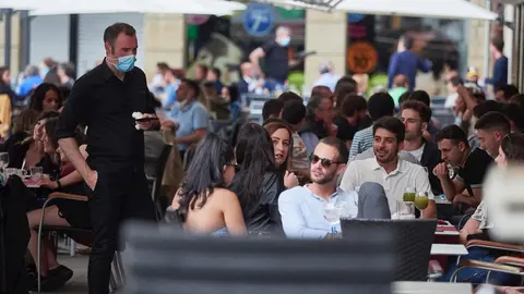 Aglomeraci&oacute;n de personas en una terraza de la famosa Plaza del Castillo en las jornadas previas a la entrada en la fase 3 de la desescalada en Pamplona, Navarra, Espa&ntilde;a, a 6 de junio de 2020.