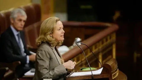 La vicepresidenta de Asuntos Econ&oacute;micos, Nadia Calvi&ntilde;o, ante el Pleno del Congreso