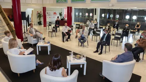 El vicepresidente y consejero de Universidades, Igualdad, Cultura y Deporte, Pablo Zuloaga, asiste a la segunda mesa de debate del pacto por la ciencia de Cantabria