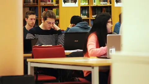 Estudiantes en la Universidad de Ja&eacute;n.