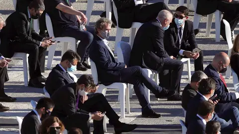 El director del Centro de Coordinaci&oacute;n de Alertas y Emergencias Sanitarias del Ministerio de Sanidad, Fernando Sim&oacute;n, toma asiento a su llegada a la ceremonia de Estado para homenajear a las v&iacute;ctimas de la pandemia de Covid-19