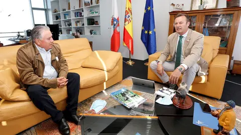 El consejero de Desarrollo Rural, Ganader&iacute;a, Pesca, Alimentaci&oacute;n y Medio Ambiente, Guillermo Blanco, se ha reunido con el alcalde de Ud&iacute;as, Fernando Fern&aacute;ndez