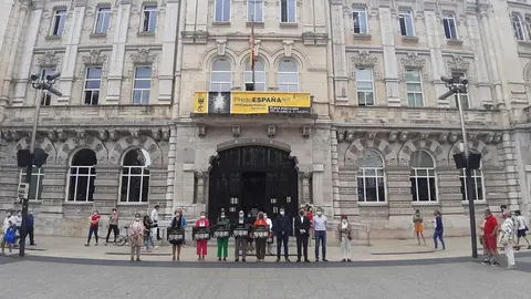 Nota De Prensa Y Foto Minuto De Silencio Mujeres Asesinadas En Barcelona Y Madrid
