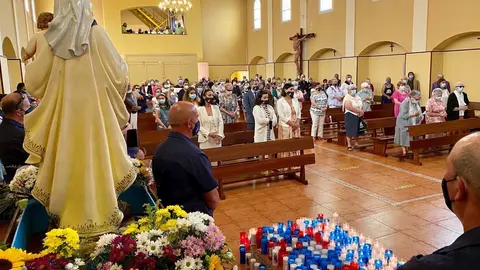 La alcaldesa en la misa del Carmen en el Barrio Pesquero de Santander