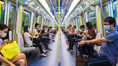 Pasajeros con mascarilla en el metro de Hong Kong