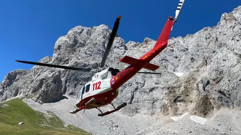 El helic&oacute;ptero del Gobierno de Cantabria rescata a dos escaladores de la v&iacute;a del Espol&oacute;n de Los Franceses, en Camale&ntilde;o