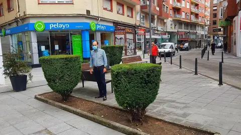 El concejal Jos&eacute; Luis Urraca en la calle Pep&iacute;n del R&iacute;o Gatoo