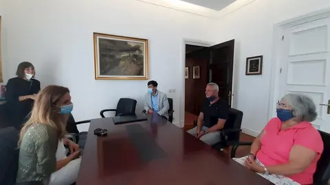 Delegada del Gobierno con dos personas sordas que representaron a Cantabria en Homenaje de Estado a v&iacute;ctimas del Covid