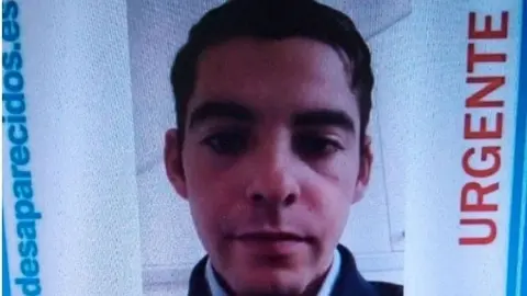 Cartel con la foto y descripci&oacute;n del vecino de Eibar desaparecido en Laredo