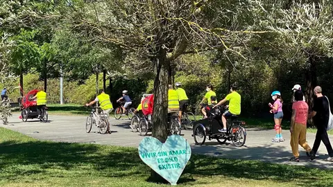 Paseos en triciclos el&eacute;ctricos para personas mayores o con discapacidad en el parque de Las Llamas