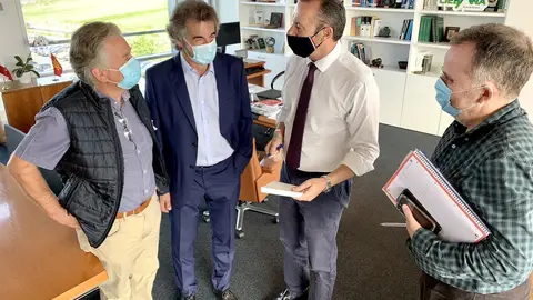 El consejero de Medio Ambiente, Guillermo Blanco, con los representantes de Fundaci&oacute;n Naturaleza y Hombre y Fundaci&oacute;n Oso Pardo