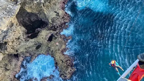 Rescatados en helic&oacute;ptero dos j&oacute;venes de Bilbao tras volcar su piragua en Isla