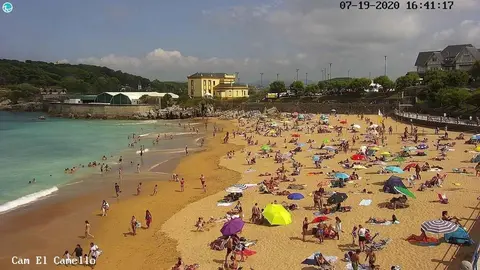 Imagen que ofrece la c&aacute;mara de la Playa del Camello este domingo pasadas las 16.30 horas
