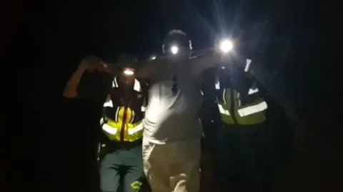 Efectivos del Greim ayudan a regresar a Poncebos a un senderista que no pod&iacute;a ir por su propio pie.